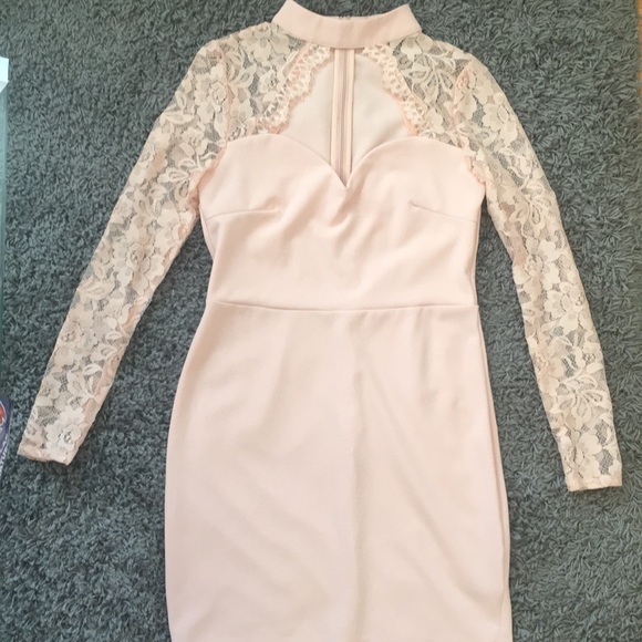 Beautiful peachy pink dress with lace sleeves - Picture 2 of 7